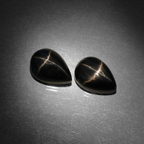 Gemas de diopsido estrella negro natural de  ct, en forma de pera, opaco
