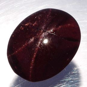 Granate estrella negro natural de 7,01 ct, corte óvalo, translúcido