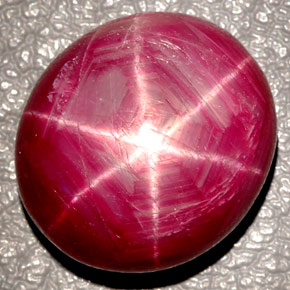 Rubí estrella rojo natural de 27,00 ct, corte óvalo, opaco