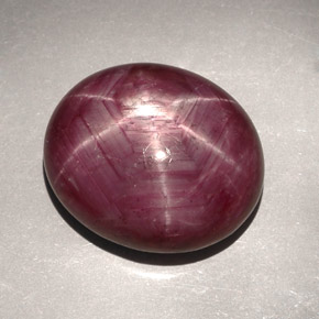 Rubí estrella rojo natural de 31,39 ct, corte óvalo, opaco