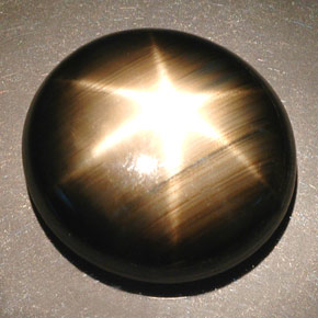 Zafiro estrella negro natural de 55,93 ct, corte óvalo, opaco