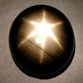 Zafiro estrella negro natural de 55,93 ct, corte óvalo, opaco