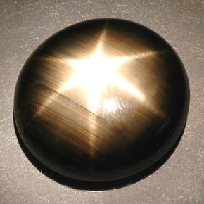 Zafiro estrella negro natural de 55,93 ct, corte óvalo, opaco