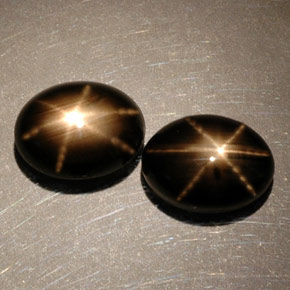 Gemas de zafiro estrella negro natural de  ct, corte óvalo, opaco