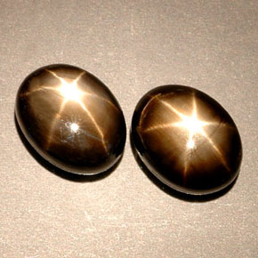 Gemas de zafiro estrella negro natural de  ct, corte óvalo, opaco