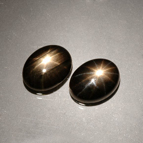 Gemas de zafiro estrella negro natural de  ct, corte óvalo, opaco