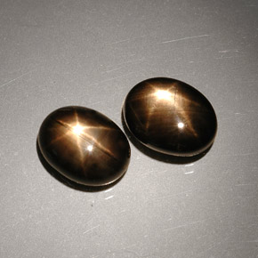 Gemas de zafiro estrella negro natural de  ct, corte óvalo, opaco