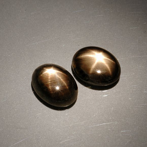 Gemas de zafiro estrella negro natural de  ct, corte óvalo, opaco