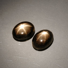 Gemas de zafiro estrella negro natural de  ct, corte óvalo, opaco