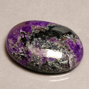 Sugilita multicolor natural de 16,51 ct, corte óvalo, opaco