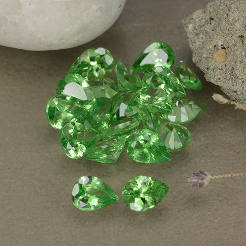 Gemas de granate tsavorita Verde claro natural de 2.97 ct, En forma de pera, VS
