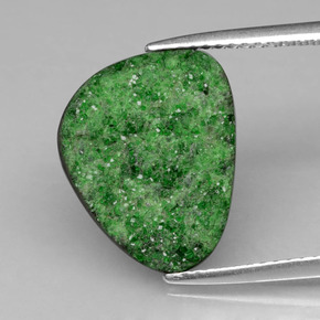 Drusa de uvarovita verde natural de 6,95 ct, forma elegante, opaco