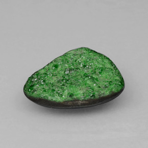 Drusa de uvarovita verde natural de 6,95 ct, forma elegante, opaco