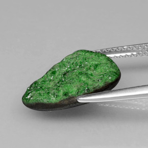 Drusa de uvarovita verde natural de 6,95 ct, forma elegante, opaco