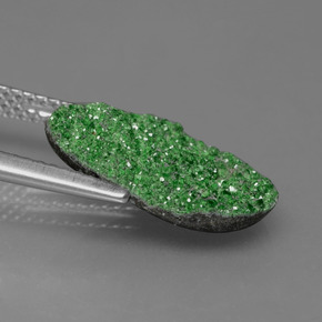 Granate Uvarovita Druzy Verde natural de 3.78 ct, Forma elegante, Opaco