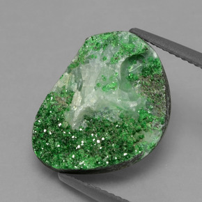 Drusa de uvarovita verde natural de 8,99 ct, forma elegante, opaco