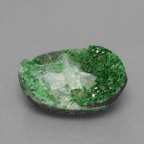 Drusa de uvarovita verde natural de 8,99 ct, forma elegante, opaco