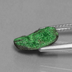 Drusa de uvarovita verde natural de 2,43 ct, forma elegante, opaco