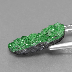 Drusa de uvarovita verde natural de 2,74 ct, forma elegante, opaco