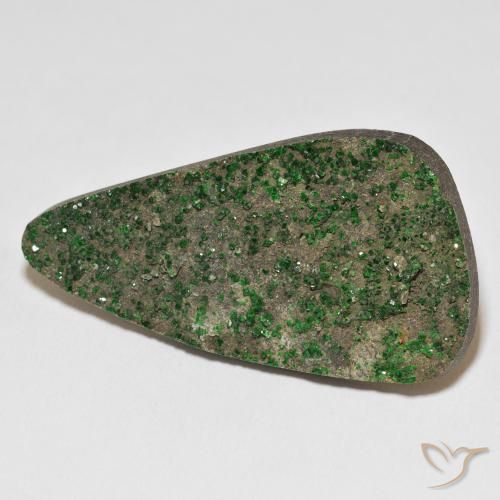 Granate Uvarovita Druzy Deep Earthy Green natural de 72.20 ct, Elegante, Opaco