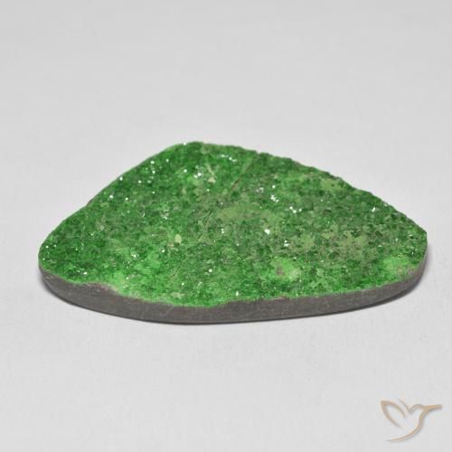 Granate Uvarovita Druzy Verde natural de 74.64 ct, Elegante, Opaco