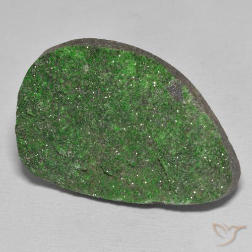 Granate Uvarovita Druzy Verde pino natural de 52.11 ct, Elegante, Opaco