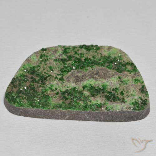 Granate Uvarovita Druzy Verde pino natural de 78.55 ct, Elegante, Opaco