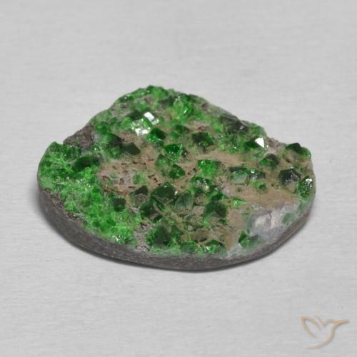 Granate Uvarovita Druzy Verde oscuro natural de 12.73 ct, Elegante, Opaco