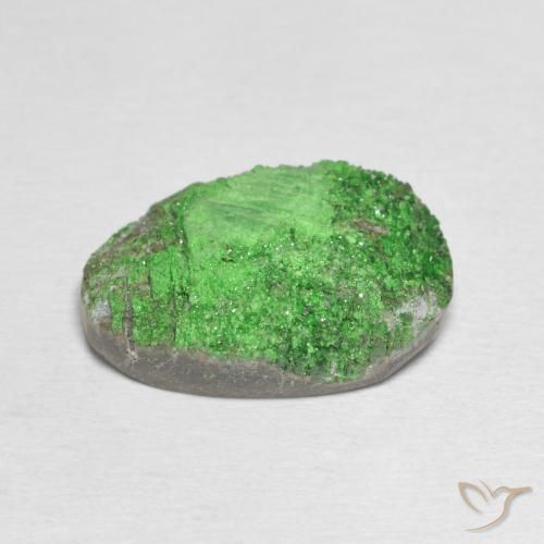 Granate Uvarovita Druzy Verde medio natural de 14.79 ct, Ovalada, Opaco