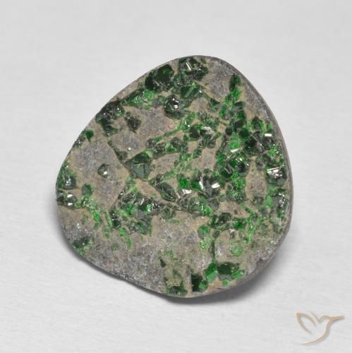 Granate Uvarovita Druzy Verde pino pálido natural de 15.49 ct, Elegante, Opaco