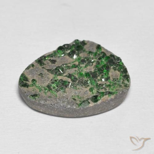 Granate Uvarovita Druzy Verde pino pálido natural de 15.49 ct, Elegante, Opaco