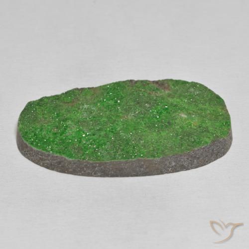 Granate Uvarovita Druzy Verde natural de 50.46 ct, Ovalada, Opaco