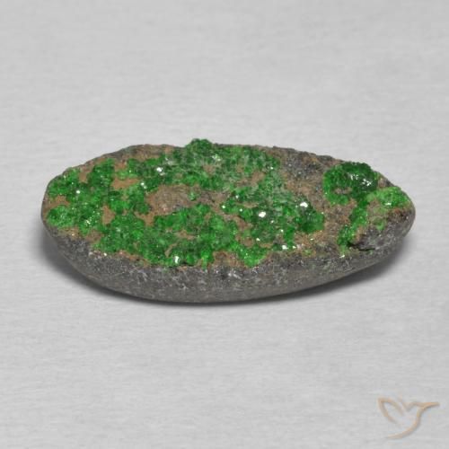 Granate Uvarovita Druzy Verde oscuro natural de 7.42 ct, Ovalada, Opaco