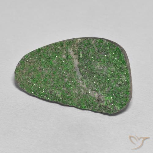 Granate Uvarovita Druzy Verde pino pálido natural de 31.31 ct, Elegante, Opaco