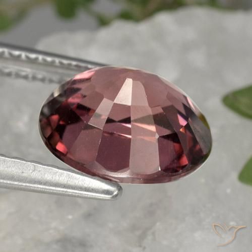 Circón Rojo oscuro natural de 2.94 ct, Ovalada, VVS-VS